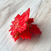 Maple leaf hair claw with metal teeth